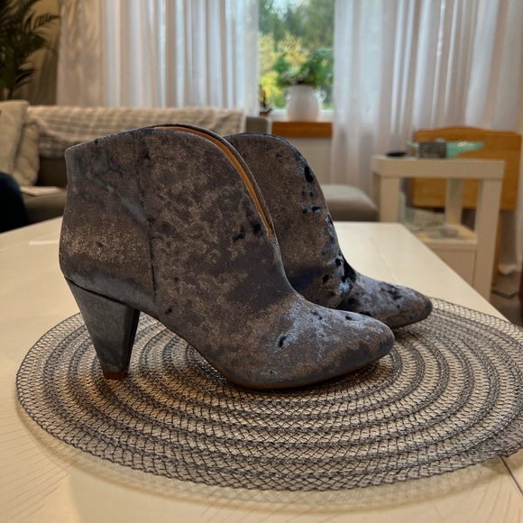 BNWT Vince Camuto Dusty Blue Crushed Velvet EVANATA Ankle Booties size 6.5 - Picture 4 of 12